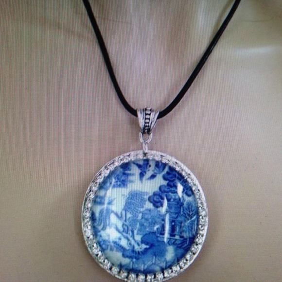 45mm- 2in Blue Willow Brooch or Pendant Necklace - Picture 4 of 5